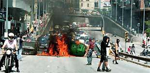 Incidentes en el barrio de Gràcia de Barcelona tras el desalojo de un grupo de 50  okupas .