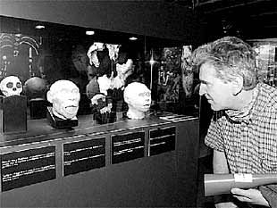 Juan Luis Arsuaga frente al busto del Hommo Antecesor.