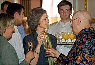 La reina Sofía brinda con Mstislav Rostropóvich.