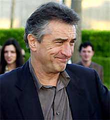 Robert de Niro llega al estreno de  The Score  en Los Ángeles.