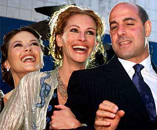 Catherine Zeta-Jones, Julia Roberts y Stanley Tucci, en el estreno de  America's sweetheart  en Los Ángeles.