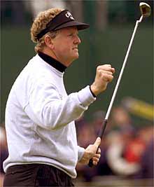 Colin Montgomerie muestra su satisfacción tras uno de sus buenos golpes de ayer.