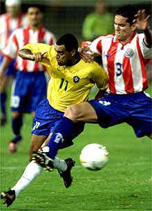 Denilson intenta resistir la entrada de un rival paraguayo.