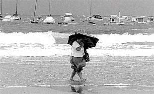 Una mujer desafía a la lluvía que ayer cayó en abundanacia en la costa y el litoral vasco
