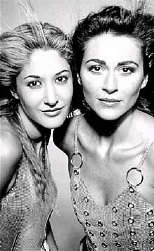 Imagen de Marta Botía (izquierda) y Marilia Andrés Casares, Ella Baila Sola.