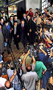 Saviola, en medio de una nube de periodistas, ayer a su llegada.