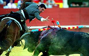 Martín González Porras prende una rosa al cuarto toro de la tarde.