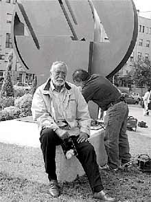 Néstor Basterretxea junto a su obra en Leioa.