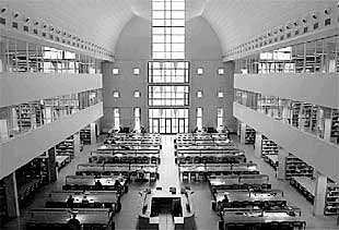 Espacio central de la biblioteca de la Universidad Pública de Navarra.