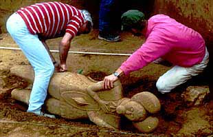 Dos arqueólogos examinan, el 3 de julio de 1996, la estatua celta de 2.500 años descubierta cerca de Francfort.