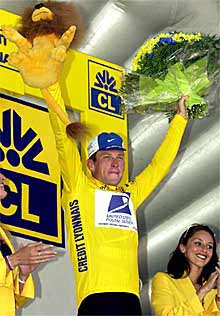 Armstrong, ayer en el podio con su primer jersey amarillo en este Tour.