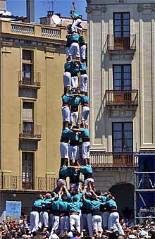 Los Castellers de Vilafranca rematando el  cinc de nou .