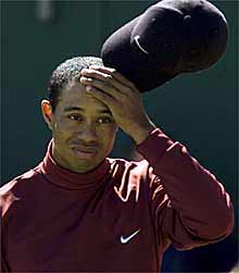 Tiger Woods se quita la gorra, ayer, durante el Open Británico.