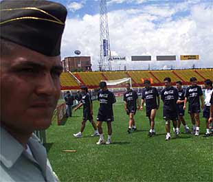 Un policía vigila el entrenamiento de Chile, en el estadio Hernán Ramírez, en Pereira, el Sábado.