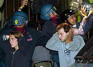 Dos jóvenes salen detenidos de la escuela donde entró la escuela donde entró la policía italiana en la madrugada de ayer.