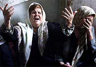 Dos mujeres palestinas lloran durante el funeral de Yeheh al Day, muertos por disparos israelíes en Gaza.