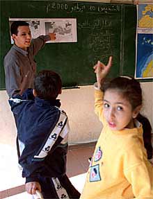 Niños magrebíes en una clase de cultura árabe en el colegio Góngora.