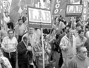 Trabajadores marchan por las calles de la capital vizcaína en una jornada de huelga.