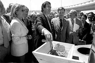 Francisco Álvarez Cascos, ayer, pone la primera piedra de la N-II.
