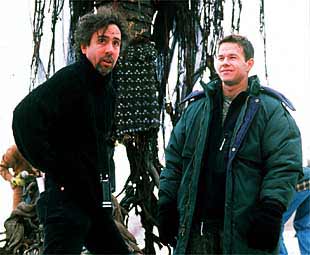 Tim Burton y Mark Wahlberg, en el rodaje de    El planeta de los simios. 