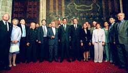 El presidente de la Generalitat, en el centro, con los 21 integrantes de la Acadèmia Valenciana de la Llengua, ayer tras jurar el cargo.