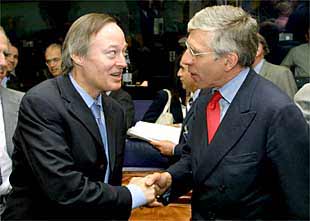 Piqué saluda a Straw en una reunión de ministros de Exteriores de la UE en junio pasado en Luxemburgo.