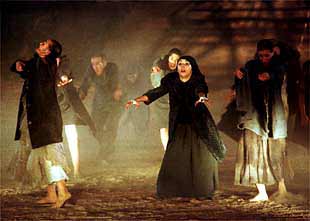 Montaje de    Las Parcas,  por la compañía Samarkanda Teatro, en el ensayo general en Mérida.