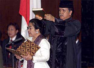   El Parlamento de Indonesia destituye al presidente Wahid y pone en su lugar a la hija de Sukarno   (Foto: AP)