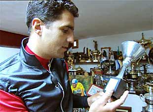 Indurain examina, en el documental  El corazón más grande del mundo uno de sus primeros trofeos infantiles como ciclista.