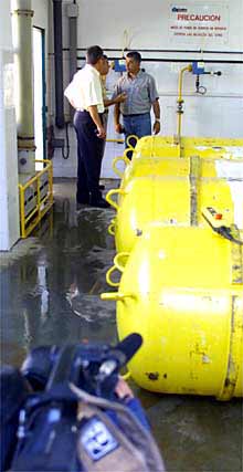 Técnicos de Giahsa, en la zona de tanques donde se escapó el cloro.