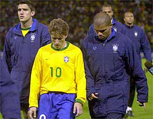 Juninho se retira apesadumbrado tras la derrota de su selección ante Honduras.