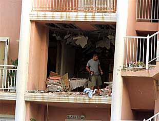 Un agente judicial inspecciona el apartamento donde estalló la bomba que manipulaba la etarra muerta.