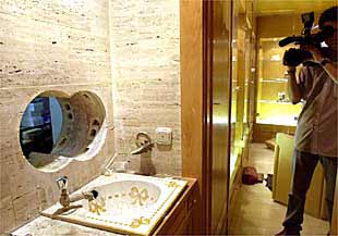 Butrón por el que los ladrones accedieron al cuarto de baño de la joyería atracada en Sevilla.