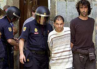 Dos jóvenes que protestaban contra la globalización fueron detenidos ayer en Pamplona.