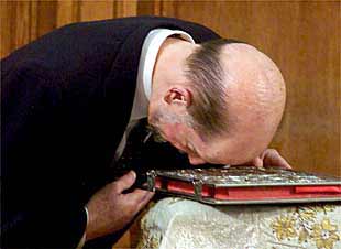 Simeón II jura sobre la Biblia su cargo de primer ministro.