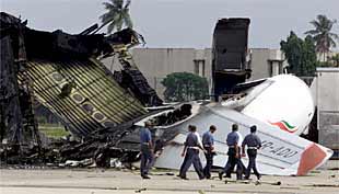 Miembros del Ejército de Sri Lanka, ante los restos de un Airbus de las líneas aéreas esrilanquesas destrozado durante el ataque tamil.