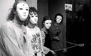 Varios jóvenes contrarios a la globalización se encadenan a la puerta a la sede del consulado de Italia en Bilbao.