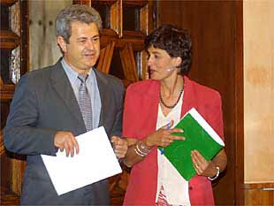 El consejero de Salud, Francisco Vallejo, y la portavoz del Gobierno andaluz, Montserrat Badía.