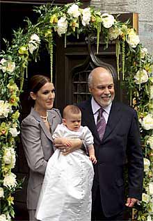 Celine Dion y René Angelil, con el pequeño René-Charles, ayer en la puerta de la basílica de Nôtre-Dame de Montreal.