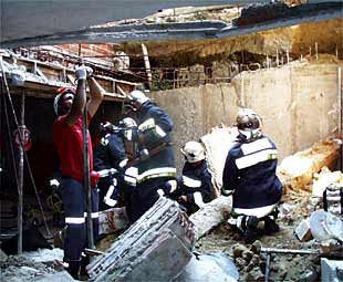 Los bomberos del Gobierno regional apuntalan el techo del garaje de Las Rozas.