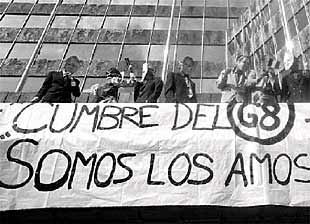 Una protesta contra la globalización frente al BBVA en Bilbao.