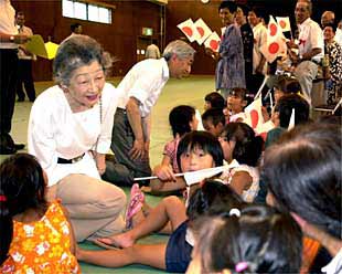 Los monarcas japoneses, Akihito y Michiko, con las víctimas del terremoto en la isla de Izu.