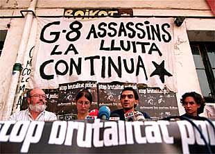 Representantes del movimiento    okupa,  acompañados de su abogado, ayer, en la Kasa de la Muntanya.