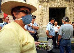 En la fotografía, una mujer con un plato repleto de moscas, que intentó sin éxito entregar al alcalde.