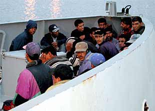 Los 'sin papeles' de una de las embarcaciones interceptadas ayer en Tarifa