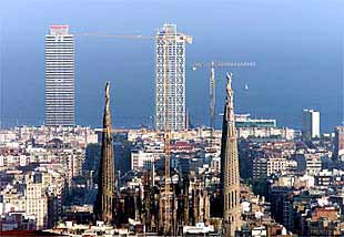 Una vista de Barcelona, con la Sagrada Familia en primer plano y las torres de la Villa Olímpica al fondo.