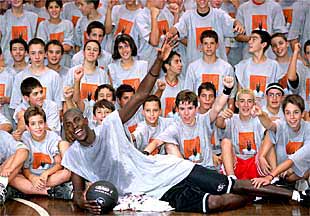 Kevin Garnett posa sonriente junto al grupo de 150 chavales con los que compartió un entrenamiento informal en la pista del CN Canoe.