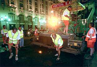 Unos trabajadores inician la Operación Asfalto a las 24.00 de ayer en la Carrera de San Jerónimo.