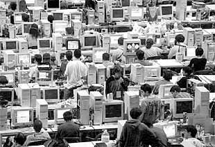 Imagen de la fiesta de la informática Euskal 9 en el Pabellón Fernando Buesa.