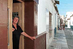 Ana Rey, en la puerta de una de las casas de la única calle de El Bulto que sigue en pie.